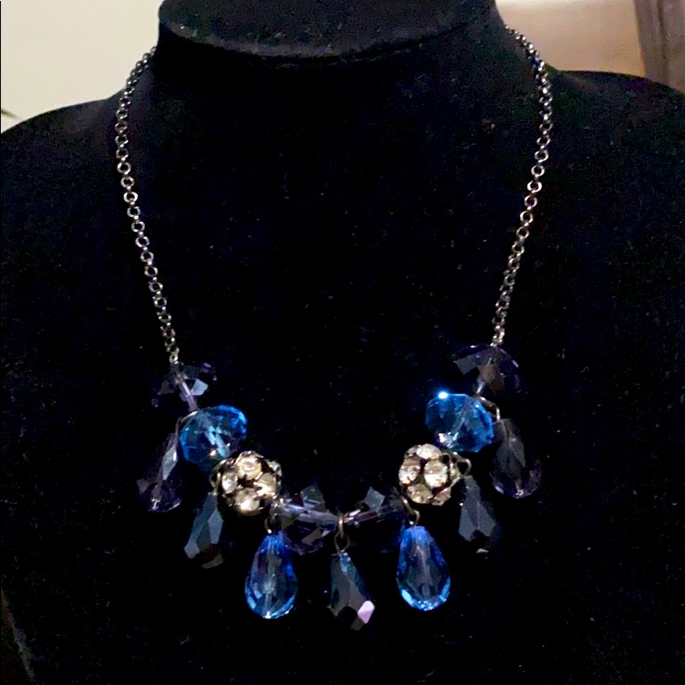 SALE 🔥Liz Claiborne necklace and earrings set